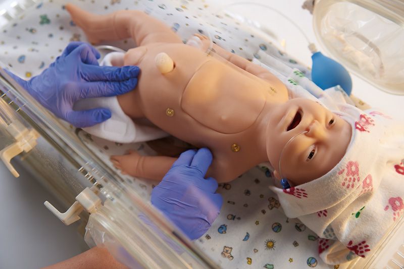Baby C.H.A.R.L.I.E. Simulator zur neonatalen Wiederbelebung ohne EKG, Bestellnummer BA97/1