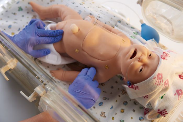Baby C.H.A.R.L.I.E. Simulator zur neonatalen Wiederbelebung mit EKG, Bestellnummer BA97