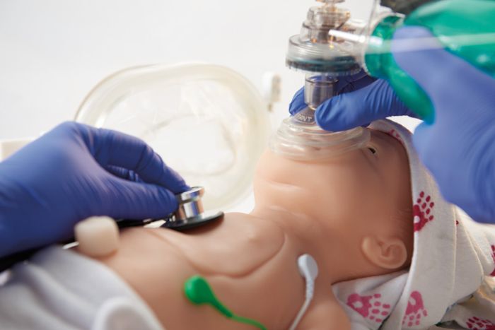 Baby C.H.A.R.L.I.E. Simulator zur neonatalen Wiederbelebung mit EKG, Bestellnummer BA97